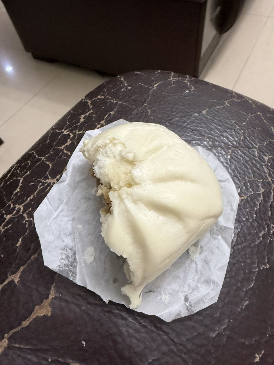 cat_NO1_yy's tweet photo. 這個包子是我開學前的最��一餐，俗稱斷頭飯🥰
而他難吃得要命
我感覺人生一片黑暗，好涼爽 https://t.co/n4biL1p3sD