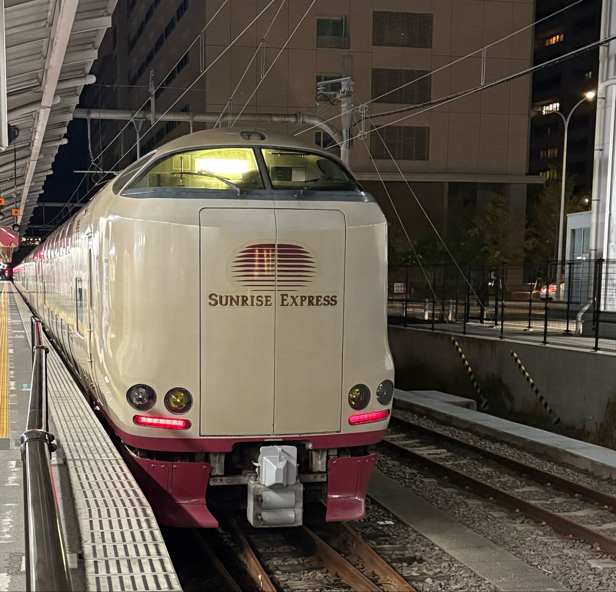 kaori290's tweet photo. 高松で見るサンライズも良き https://t.co/Bm343KVGuv