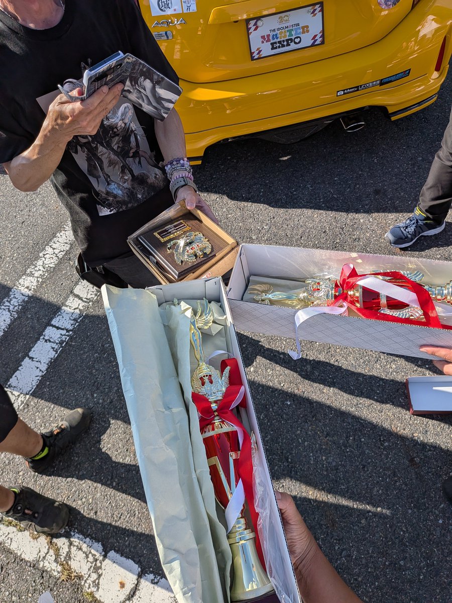 SukoNikkuR6's tweet photo. 初参戦で投票システムで投票が多くて2つめのトロフィーを頂きました

#かがみの痛車フェスティバル https://t.co/LsnLDVWEWO