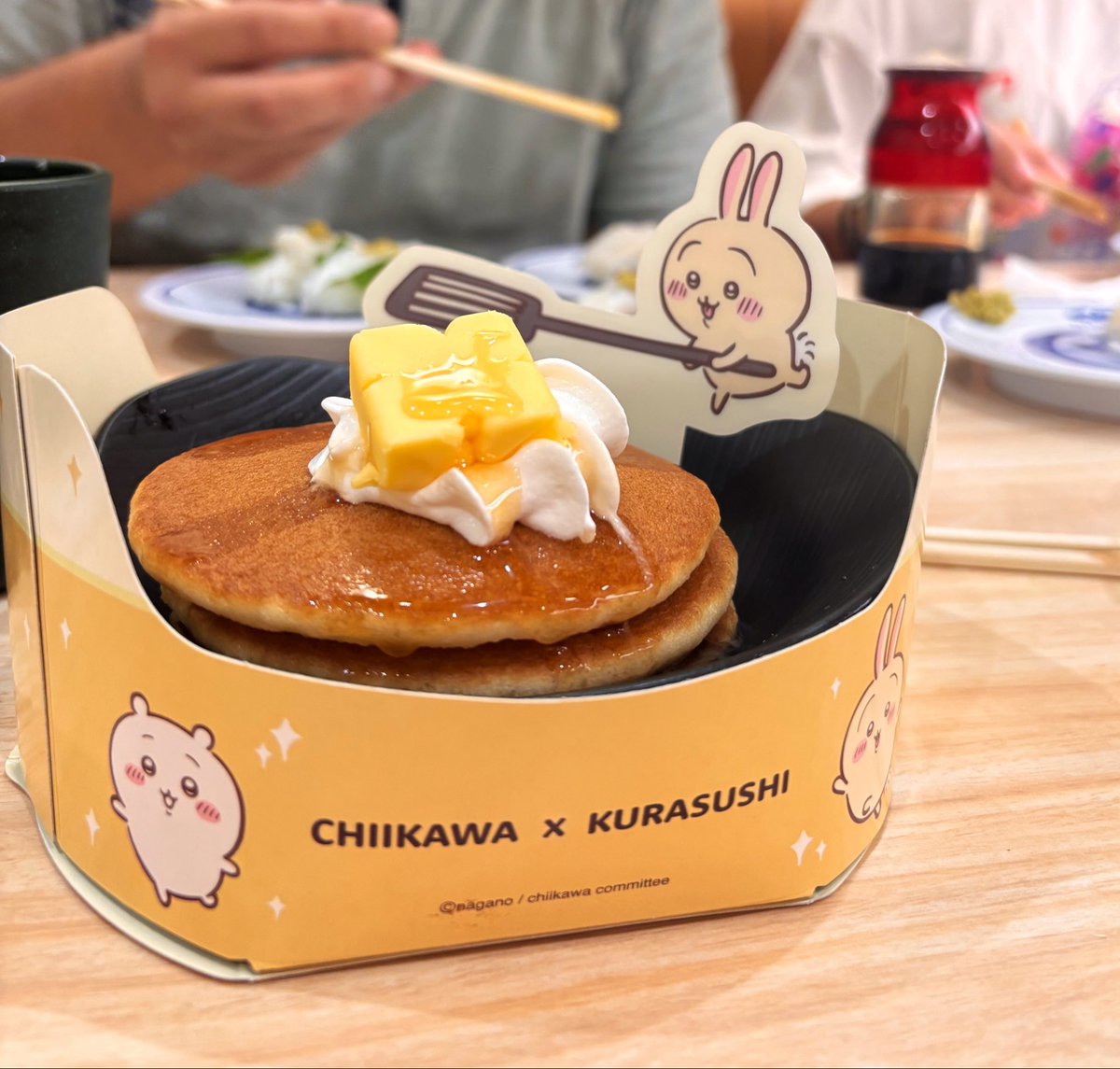marumon8's tweet photo. #ちいかわ 
#くら寿司
#うさぎのパァンッケーキ
#ビッくらポン
ちいかわハチワレうさぎの缶バッジが揃いました！ https://t.co/1x8zlwMlzE
