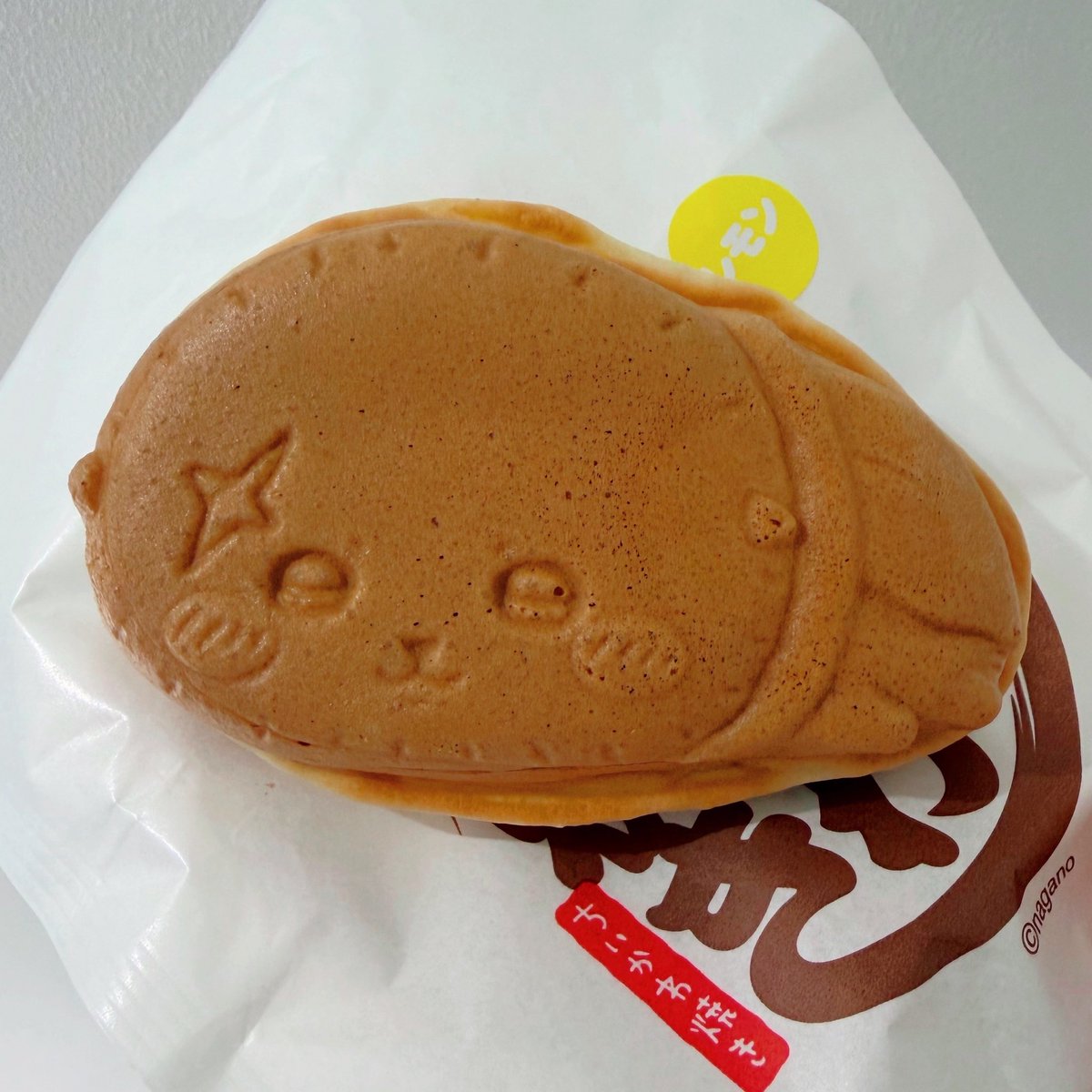 forehead_high's tweet photo. ちいかわ焼き買っちゃった〜
かわいすぎて食べるのもったいない…

でも、おいしかったよ
レモン味でちょっぴり酸っぱいのも好き🍋 https://t.co/65MvFJWGc0