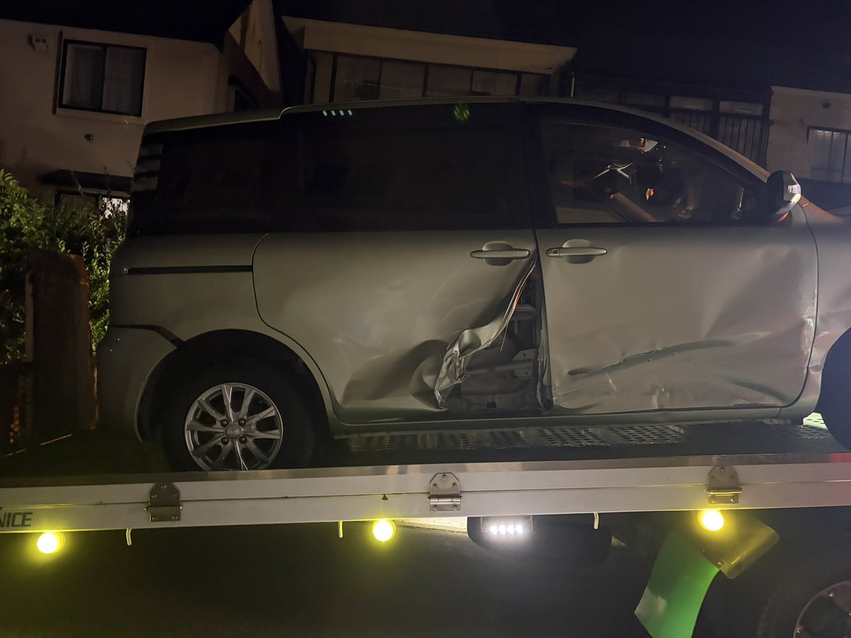 chata1807's tweet photo. 1時間程前に嫁ちゃんが近所で接触事故に遭いますた
車は結構ベッコリ逝ってたけど、嫁ちゃんが無事ならぶっちゃけ何でもいいって感じ

狭い生活道路での出来事で、嫁ちゃんが優先側で進入した交差点で横から突っ込まれてるから、多分相手の前方不注意か一時停止違反だろうね
皆様もお気をつけて https://t.co/M9CMe1FDv3