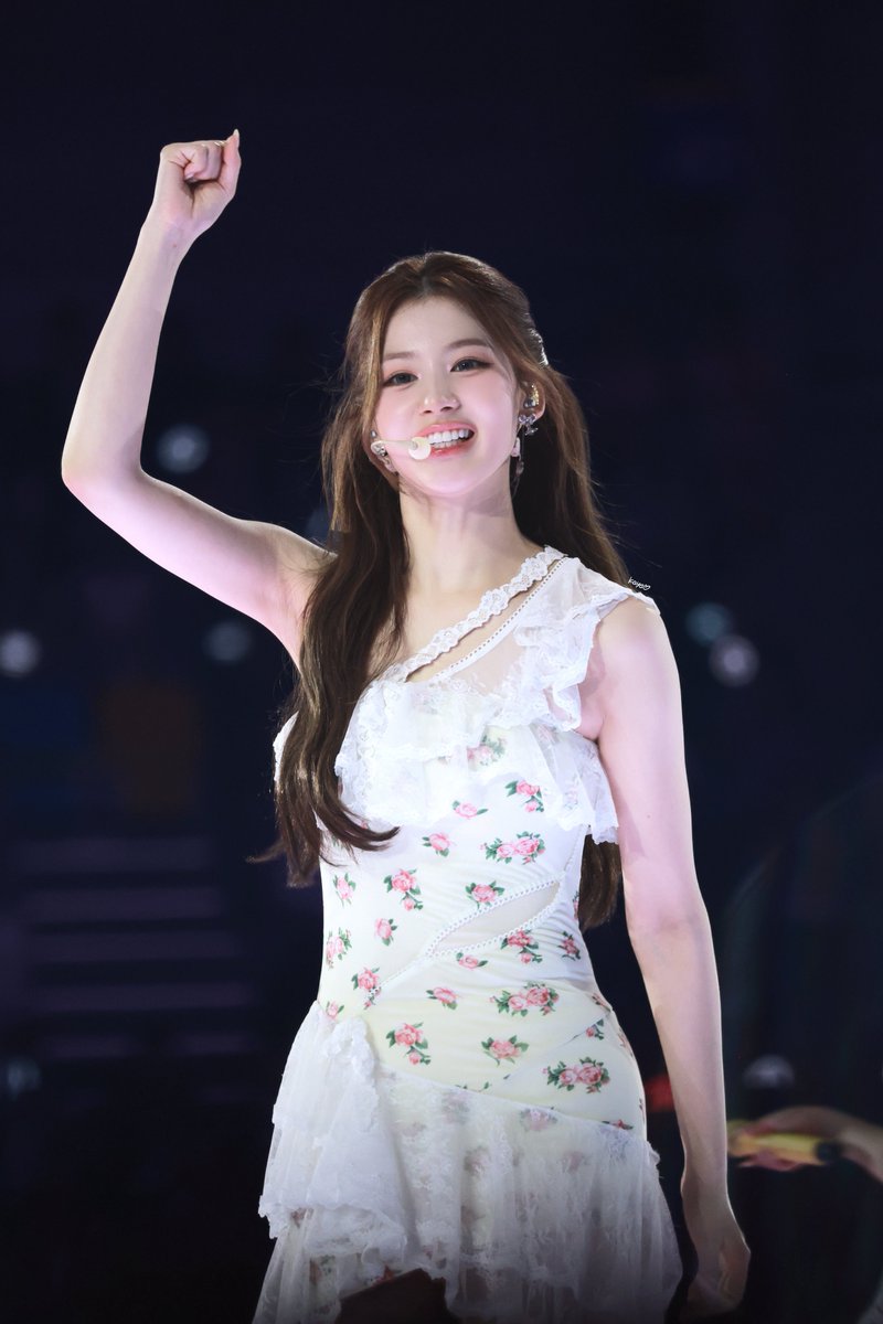 Kaye4SN's tweet photo. 260710 FINALE in SEOUL D1
sooooo cute🐹🤏🏻
 #트와이스 #twice
#사나 #SANA #サナ https://t.co/SyXXNitTLF