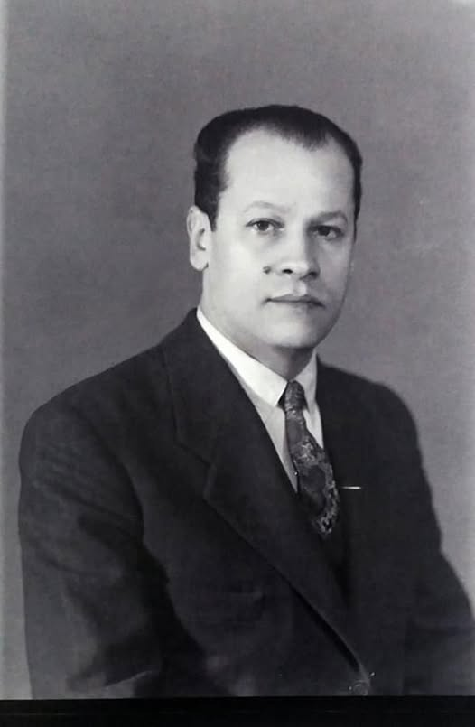 belalfadl's tweet photo. في الستينيات كتب الأستاذ محمد عفيفي مقالا جميلا عن صديقه نجيب محفوظ اختار له عنوان (رجل الساعة) إشارة إلى حرص الأستاذ نجيب على احترام الوقت بشكل مبهر أتعب من حوله ومن بعده، وأتعب نجيب محفوظ أيضا، وهو ما يعبر عنه في حوار أجراه مع الصحفي محمد تبارك في عيد ميلاده الخمسين ونشرته مجلة (آخر ساعة) في 12 ديسمبر 1962 قائلا: "أمنيتي أن أحطم ساعتي وأعيش في الدنيا بلا زمن"، ولأنه كان يدرك استحالة تحقق أمنيته، فقد ظل تعبير (رجل الساعة) حاضرا في ذهنه برغم مرور السنين، وحين كتب عمله الساحر (أصداء السيرة الذاتية) كتب قطعة شديدة الأهمية اختار لها عنوان (رجل الساعة)، هذا نصها:
"دائما هو قريب مني. لا يبرح بصري أو خيالي، يريق عليّ نظراته الهادئة القوية، من وجه محايد فلا يشاركني حزنا أو فرحا. ومن حين لآخر ينظر في ساعته موحياً إليّ بأن أفعل مثله، أضيق به أحيانا، ولكن إن غاب ساعة ابتلاني الضياع، جميع ما لاقيت في حياتي من تعب أو راحة من صنعه، وهو الذي جعلني أتوق إلى حياة لا يوجد بها ساعة تدق".
وأظن أن هذه السطور هي أجمل وأدق ما كتب عن حياة ودور وشخصية نجيب محفوظ، وأجمل ما يمكن أن يكتب عن عملية الكتابة وحياة الكاتب ودوره.
ألف رحمة ونور عليك يا أستاذ نجيب، لا نكف عن التعلم منك واكتشاف ما كتبته والاستمتاع به.
..
الصورة المرفقة من الصور النادرة التي لا يظهر فيها الأستاذ بالنضّارة، وهي من أرشيف الأستاذ مكرم سلامة.