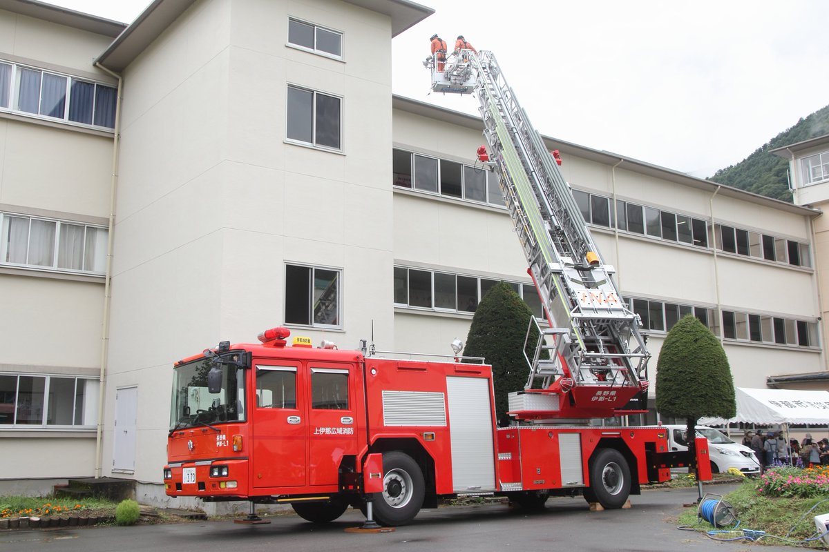 119_utsugi's tweet photo. 伊那市総合防災訓練 1

伊那消防署　はしご車
高遠消防署　指揮車
消防団 本部　指令車
消防団 第3分団　ポンプ車 https://t.co/MFUdKJsiHN