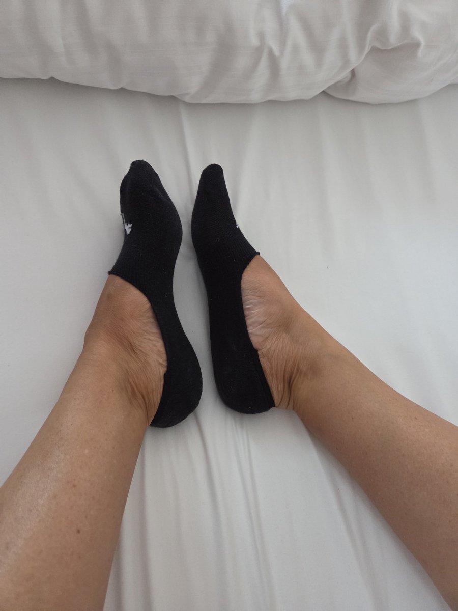 _alena_1996__'s tweet photo. Schwarze Füßlinge an meinen sexy Füßen...du willst getragene Socken von mir? Dann schreibe mir hier.🥳😊

#socks #pedsocks #füßlinge #legs https://t.co/JgpT9caEpZ