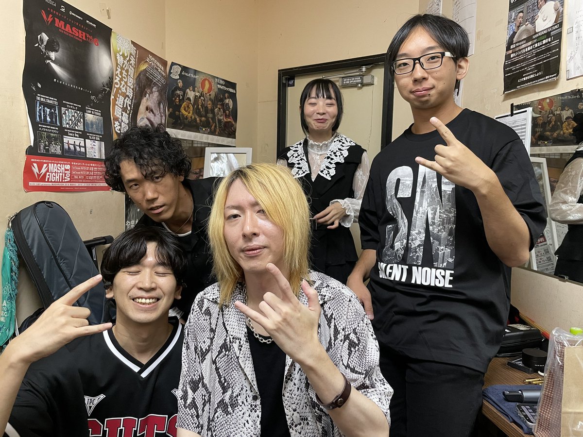 saburo_ba's tweet photo. 改めまして、ネガティブゲートin長野にて、DEKAI KINGDOMでした！

本当にありがとうございました😊

好きな物を持ち寄って語り合うこの雰囲気がとても好きだなあと感じました！

縁あって、ここ数年毎年出演させていただいてます。
来年も、またステージに立てます様に！
#ネガゲ
#ネガティブ・ゲート https://t.co/shH06QznMs