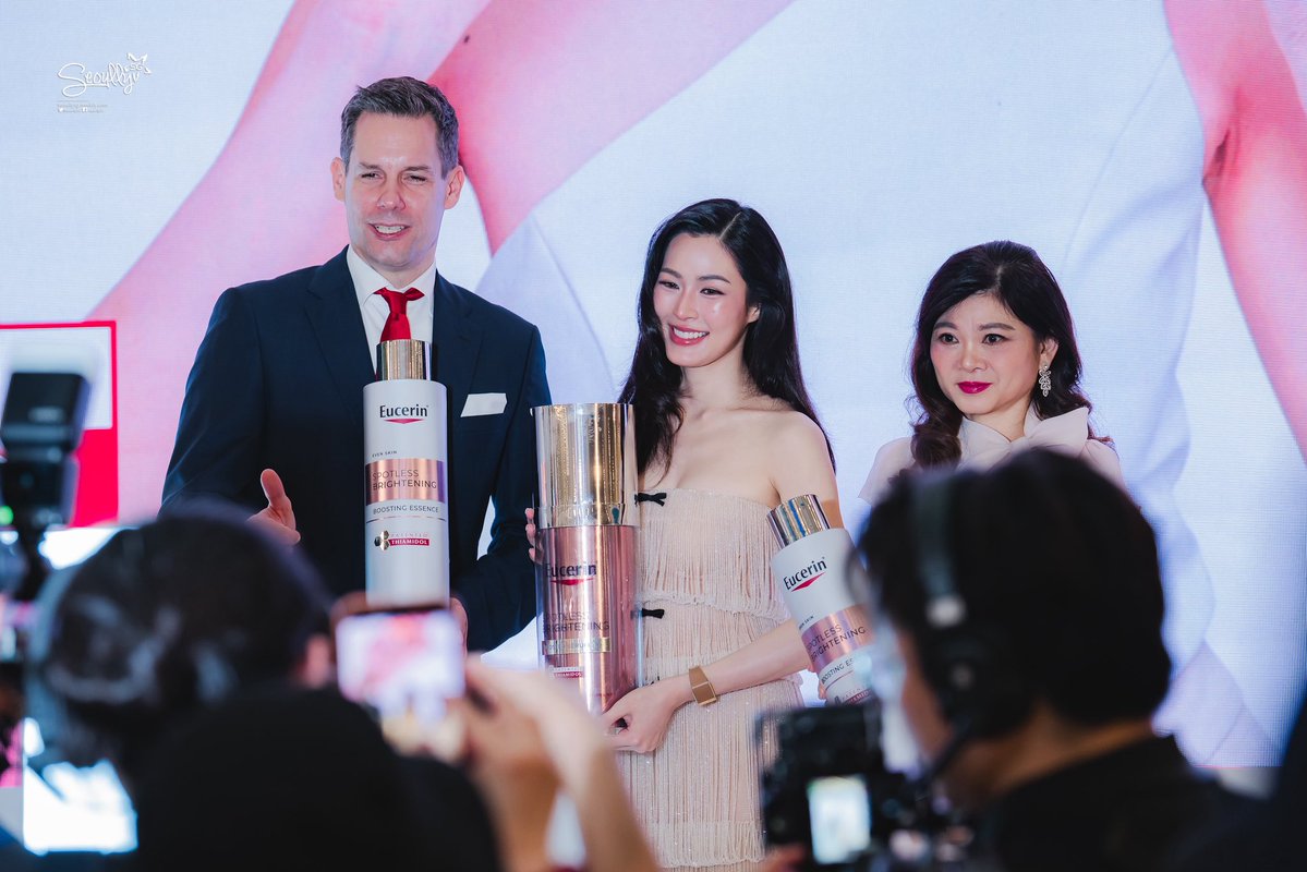 SeoullySG's tweet photo. [#EUCERIN | 📸 PHOTO] EUCERIN SPOTLESS BRIGHTENING EVENT WITH LINGLING KWONG (@linglingsirilak) (III)

Radiant, effortless, and stealing the spotlight — Lingling Kwong graces Eucerin Malaysia’s event, bringing her signature elegance and glow to the occasion ✨

LINGLING ASEAN PRESENTER 
#LinglingXEucerinMalaysia
#หลิงหลิงคอง #linglingkwong #鄺玲玲 #EucerinMY #MyEucerin #SpotlessBrightening #EucerinSpotlessBrightening
@lingling_fans @LinglingK_MYFC @Eucerinmy @watsonsmy