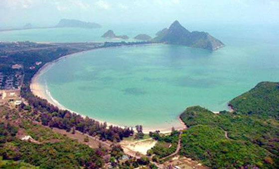 Beechaicha's tweet photo. Ao Manao: una splendida baia tranquilla a 5 km da Prachuap Khiri Khan (Thailandia), protetta dalla Royal Thai Airforce. Ex campo di battaglia WWII, oggi è una spiaggia incontaminata.

Info: • Alloggi: da prenotare via Squadron 53 (0 3261 01017) https://t.co/UWDjo48rON