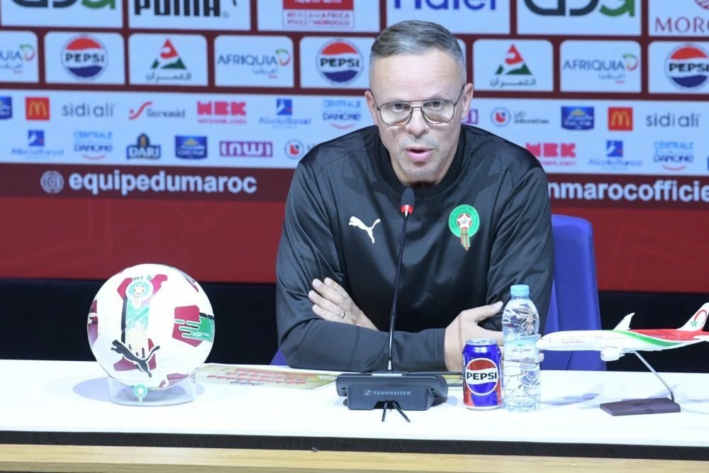 ParocFFL_'s tweet photo. Le journaliste de la chaine 3 a ete escorter de la salle par la guardial civil on peut reprendre l'interview 

[Thread] https://t.co/qRVs201Tsn