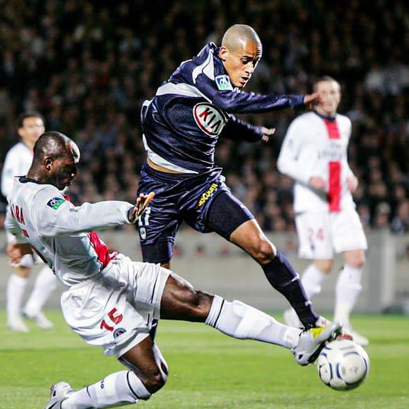 _FootPlus's tweet photo. 🚨 QUI SE SOUVIENT DE LUI ? 👀

Brésilien, gaucher, joueur élégant et technique, il a marqué l'histoire des Girondins de Bordeaux entre 2006 et 2011. 🇧🇷🔵⚪  

 👇 Seuls les vrais connaisseurs de la Ligue 1 se souviennent de lui. Qui est-ce ? 🤔

#Bordeaux #Ligue1 #Girondins https://t.co/ajXFWSS39a