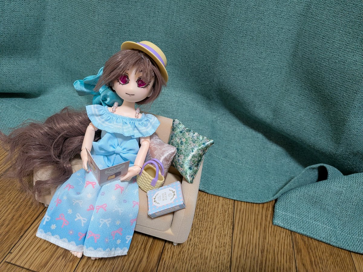 cafeaulaitn's tweet photo. セリアのドールで作ったの、新しい服と家具も買って可愛くできたと思う。たのしい
名前どうしようかな〜 https://t.co/MGafZOnq4n