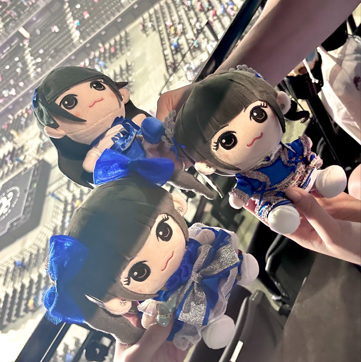 ayuchan_0505's tweet photo. ぴあアリーナ行った時たまたま彩友ちゃん推しの方と咳が近くてお声掛けして撮っていただいた🥹💞
奇跡的に3人とも違うお洋服なのが凄い可愛い😽🎶
こうやってお写真取れるのもライブの楽しみだなと改めて思った💭🌟
 #奥田彩友 https://t.co/5pKsD4aJgh