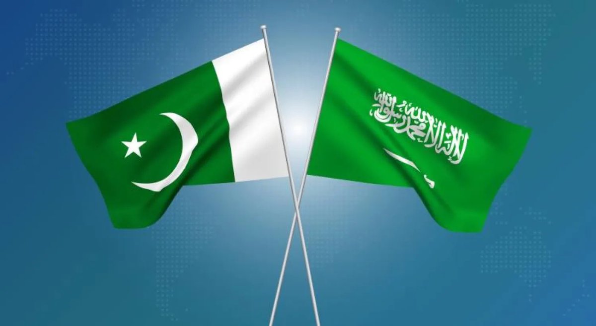 SaudiNews50's tweet photo. السعودية وباكستان ترسمان خريطة جديدة للتعاون الزراعي:

• السعودية وباكستان تؤكدان متانة العلاقات التاريخية بين البلدين، وتعزيز التعاون في مجال الأمن الغذائي.

• تطلع مشترك لرفع الصادرات الزراعية والغذائية الباكستانية إلى المملكة إلى 3 مليارات دولار.

• أبرز القطاعات المستهدفة:

الأرز.
اللحوم الحمراء.
الفواكه ومركزاتها.
الأعلاف الخضراء.
تقنيات الزراعة المرشدة لاستهلاك المياه.

• بلغت إمدادات الأرز الباكستاني للمملكة خلال 2025 نحو 169 ألف طن، بقيمة 163 مليون دولار.

• بلغت إمدادات اللحوم الباكستانية نحو 30 ألف طن سنويًا، بقيمة 167 مليون دولار، مع رغبة سعودية في مضاعفتها مستقبلًا.

• اتفاق على زيادة حصة الفواكه الباكستانية في السوق السعودي، وتمكين القطاع الخاص وتسهيل التواصل بين رجال الأعمال.

• التوسع في الاعتراف المتبادل بشهادات الجودة بين البلدين.

• بحث بناء شراكات طويلة الأجل في قطاع الأعلاف الخضراء.

• السعودية تشجع باكستان على الانضمام إلى المجلس الدولي للتمور، والجانب الباكستاني يرحب بالدعوة.

• ترحيب بانتهاء المرحلة الأولى من برنامج الري المرشد لاستهلاك المياه في إقليم البنجاب، ودراسة تنفيذ المرحلة الثانية لدعم صغار المزارعين.

• بحث فرص استثمارية في الثروة الحيوانية، والصناعات التحويلية الزراعية، وسلاسل قيمة الأرز.

-