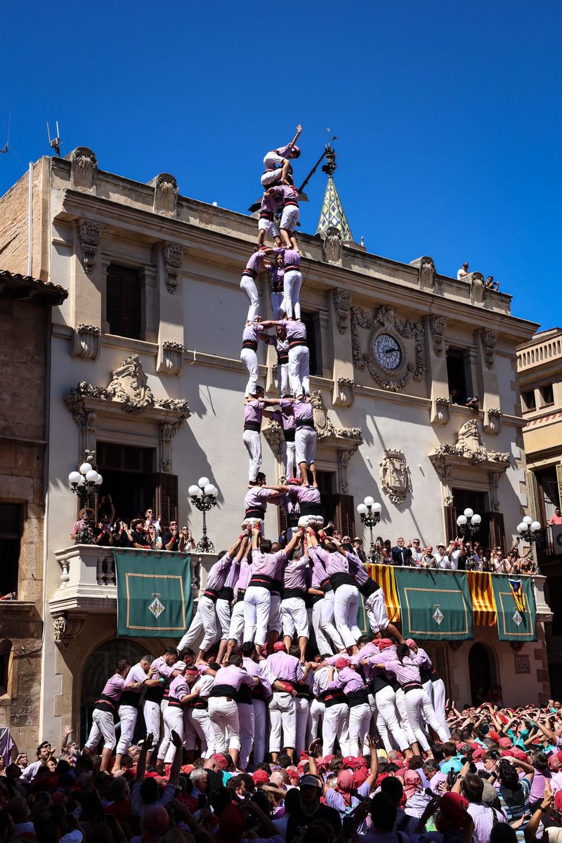 sergi_94_'s tweet photo. 𝐂𝐎𝐋𝐎𝐒𝐒𝐀𝐋 💜✨ #castells #FemElPas 

📷: Pere Virgili https://t.co/wCcIhA5Fqv
