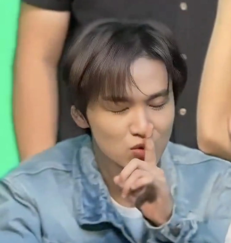 hyuck_peach's tweet photo. his reaction every time he gets told he's handsome 😭 https://t.co/SvbZYf3JbK