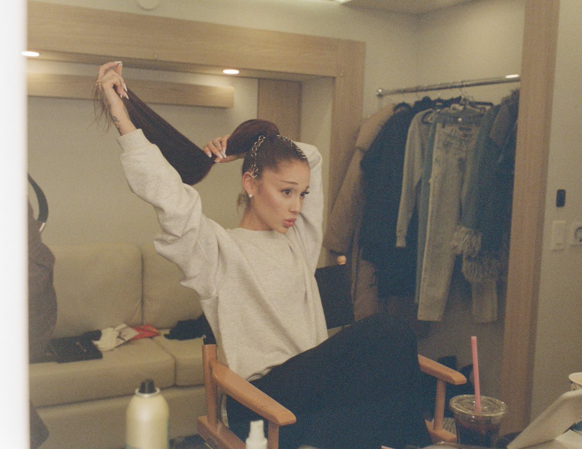 arianagrandebr's tweet photo. PERFEITA! Ariana Grande nos bastidores dos visuais da turnê. https://t.co/uBmE4y1CR4