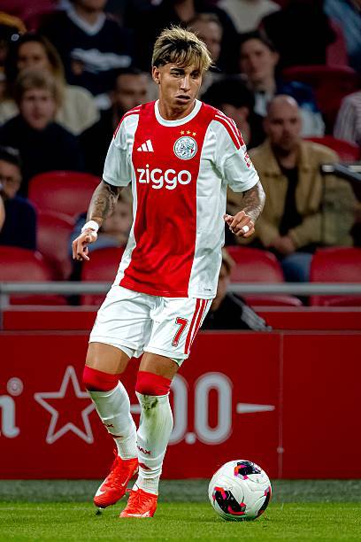 MaxFutbolOK's tweet photo. 🚨🇦🇷🇩🇰 MAHER CARRIZO, A UN PASO DE DEJAR AJAX: EL ARGENTINO JUGARÁ EN FC COPENHAGUE

Maher Carrizo está muy cerca de convertirse en nuevo jugador del FC Copenhague. Según informó César Luis Merlo a través de Tribuna, Ajax llegó a un acuerdo para ceder al joven argentino al conjunto danés por una temporada, en una operación que no contempla opción de compra.

La información también fue respaldada desde Dinamarca. Tipsbladet informó que Ajax y FC Copenhague ya acordaron la cesión por toda la temporada y que Carrizo recibió autorización para viajar a Dinamarca, donde deberá completar los exámenes médicos y posteriormente firmar su contrato.

La decisión busca darle al futbolista los minutos y la continuidad que no pudo conseguir en Ámsterdam. Carrizo llegó a Ajax en febrero de este año procedente de Vélez Sarsfield y firmó contrato hasta junio de 2030. El club neerlandés lo considera un futbolista con potencial y, precisamente por eso, la cesión no incluirá una opción de compra: la intención es que pueda desarrollarse en Dinamarca y regresar posteriormente a Ajax con mayor experiencia.

El argentino, nacido en Santiago del Estero y de 20 años, se desempeña principalmente como extremo derecho. Se caracteriza por su capacidad para el uno contra uno, su habilidad para desbordar, recortar hacia dentro y generar peligro mediante regates, remates y centros, cualidades que Ajax ya había destacado al anunciar su incorporación.

La llegada al fútbol danés representa una nueva oportunidad para Carrizo de sumar protagonismo y continuar su adaptación al fútbol europeo. El acuerdo está encaminado y solo restan los últimos pasos para que la cesión quede formalizada.

🇦🇷➡️🇩🇰 Un nuevo desafío para Maher Carrizo: más minutos, experiencia y la posibilidad de seguir creciendo en Europa antes de regresar a Ajax.

#MaherCarrizo #Ajax #FCKobenhavn #Eredivisie #SuperligaDanesa #Argentina