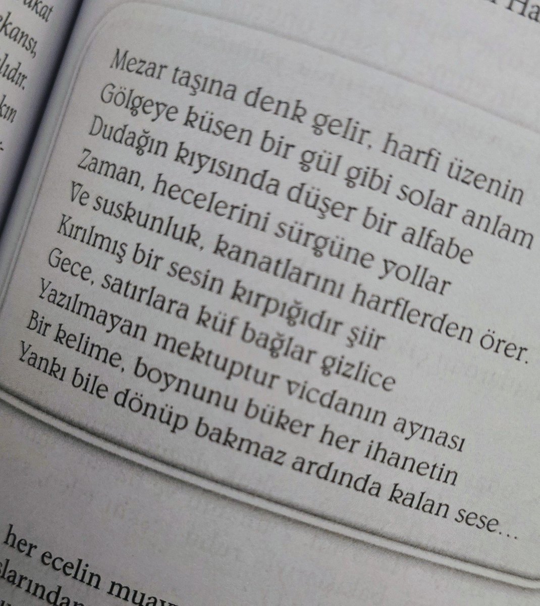 SerencamK's tweet photo. Korkmuyordu geceden. Siyahın her tonu, onu ebemkuşağının kalbine götürüyordu.
Hana, ateş böceklerinden oluşan koca bir ordunun komutanlığını üstlenmişti. Gece gündüze eş, ay  bir nevi  güneş oluvermişti. Bunun adı inançtı...

kbanudag📸

HANA🤍🐎
Yakında D&amp;R ve tüm mağazalarda. https://t.co/GPyA8Zf274
