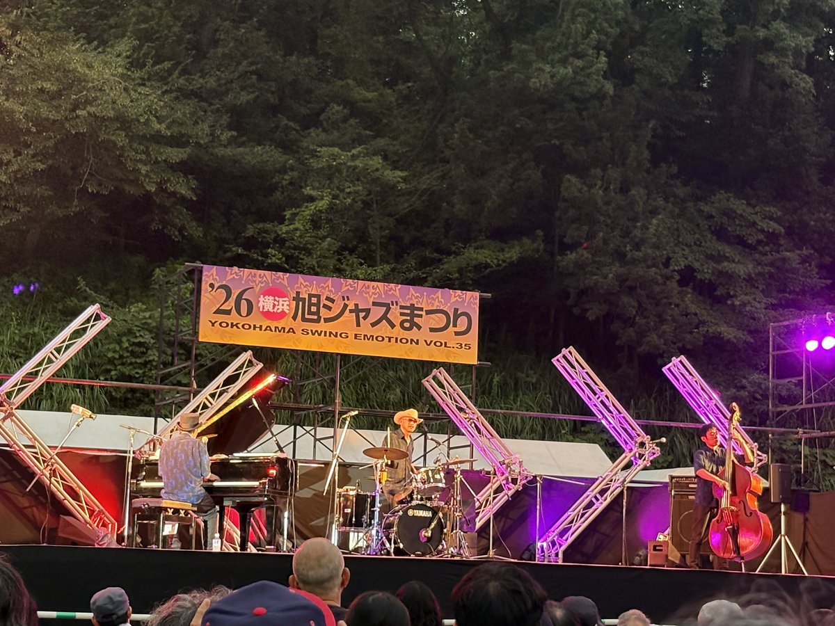 sskysk's tweet photo. #旭ジャズまつり
#HZETTRIO
最高でした！めちゃくちゃ盛り上がって、初見と思われる観客の皆さん口々に「凄いね〜」と感嘆の声
捻挫の足は痛くとも、自転車こいで見に行ってよかった
自転車なのでお酒は飲めなかったけど、サイン会まであって大満足でした https://t.co/9I7H4iHljx
