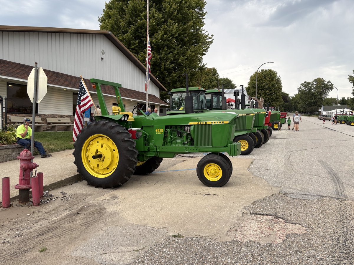 apasztor82's tweet photo. The Loess Hill Tractor Drive yesterday…… I’ve never seen such beauty!!!!! I’ve got a gizillion pics and videos and not one of them does it justice!!!!! Huge thanks to @FernedingFarms for letting me run their 4020…. I can see now why everyone loves them!!!! What a sweet driving tractor!!!!!!