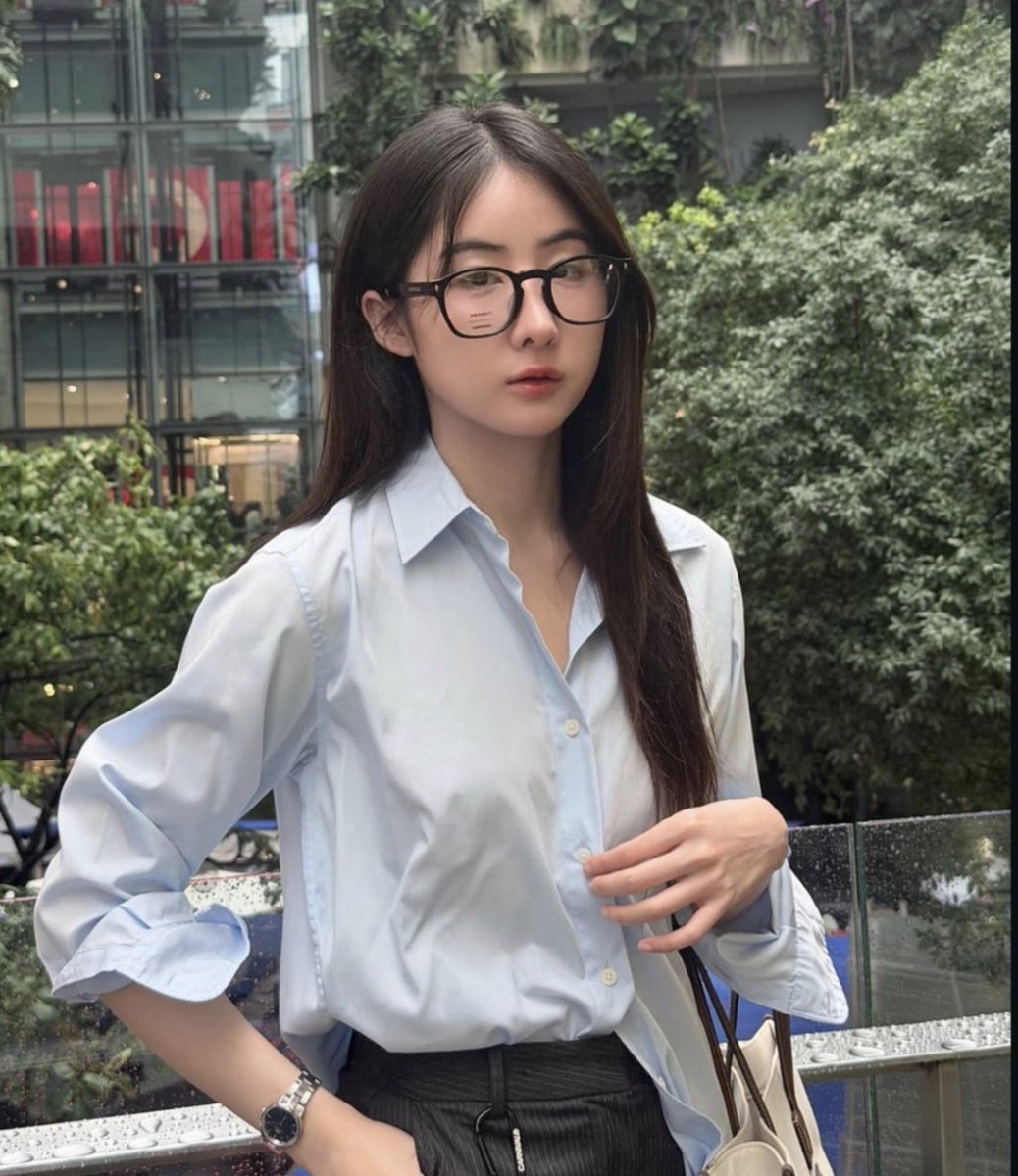 lmjaurebello's tweet photo. a yoko nessa skin nerdzinha lembra tanto a anueng na época da faculdade... https://t.co/BWTY9Oedw1