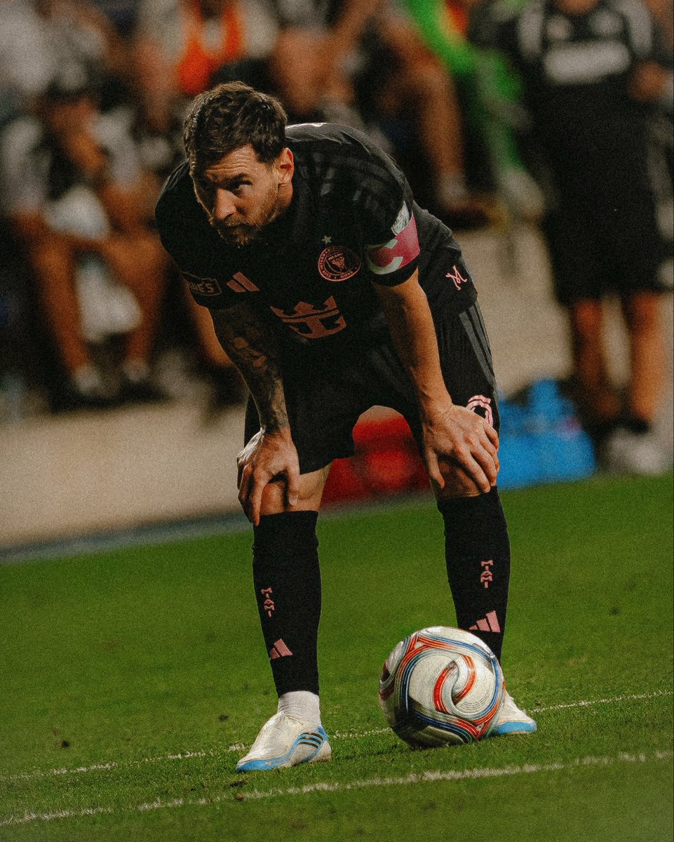 Messias30_'s tweet photo. Messi convirtió MÁS GOLES de TIRO LIBRE (40) que PENALES (37) desde 2018.

Es el dato de todos los tiempos. https://t.co/6qXwTJfjQI