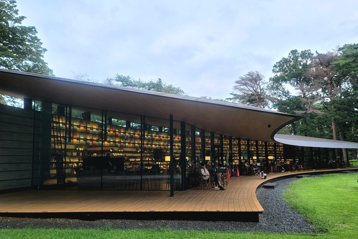 oja0218's tweet photo. 今日は外出仕事後に図書館巡りをしました。なん…って素敵な建築物なんだと大感動。本の置き方や工夫も楽しすぎて途中、目をらんらんとさせた変な人になっていたかもしれん。

合間に立ち寄ったカフェでのパスタも美味しかったです。 https://t.co/9zc3aElWTp