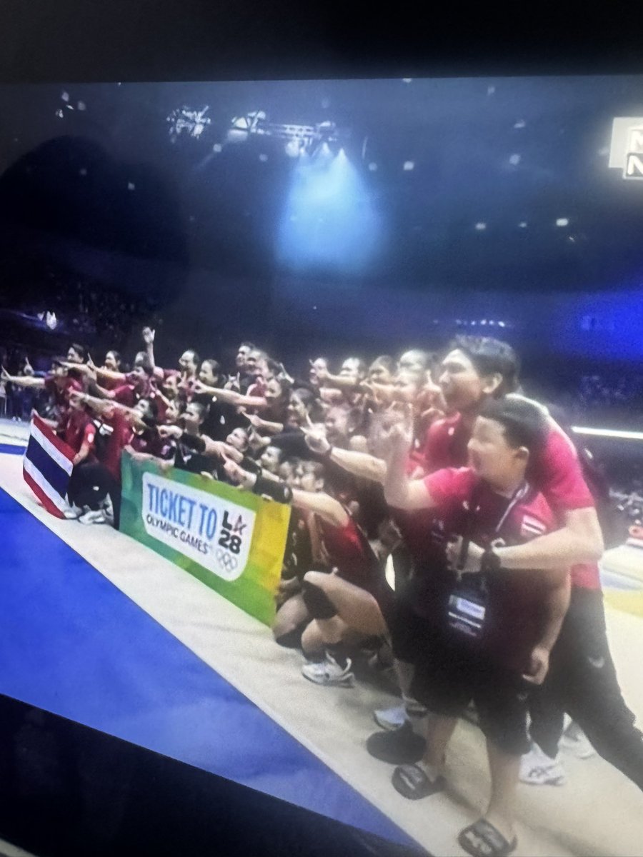 stongck's tweet photo. ฉันอยู่ในยุคที่วอลเลย์บอลไทยได้ไปโอลิมปิก และคนไทยได้ miss world #วอลเลย์บอลหญิง https://t.co/KInUMwsdrU
