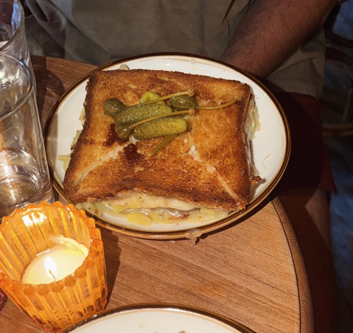 jasonosia's tweet photo. The grilled cheese at Elvis in East Village NYC is fucking insane. Bechamel, fondue cheese, artichoke hearts, pickles, bread fried into oblivion. Took one bite and immediately knew: best grilled cheese I’ve ever had in my life https://t.co/SjpBATwhs0