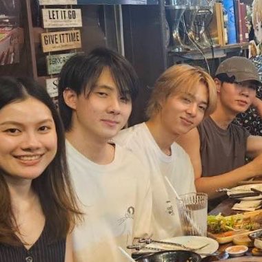 mypilutt's tweet photo. เนวติดพี่ตี๋มากก ไปที่ไหนต้องได้นั่งข้างๆพี่ชายตลอด พี่ยังไม่มาก็เว้นที่ไว้ให้รอนั่งข้างๆเสมอ มีอะไรก็คุยก็เล่ากับพี่ชาย พี่ตี๋เป็นเซฟโซนของจิ๋วเค้าจริงๆน้า🤏🏻🩷 https://t.co/IF7o1ooEas