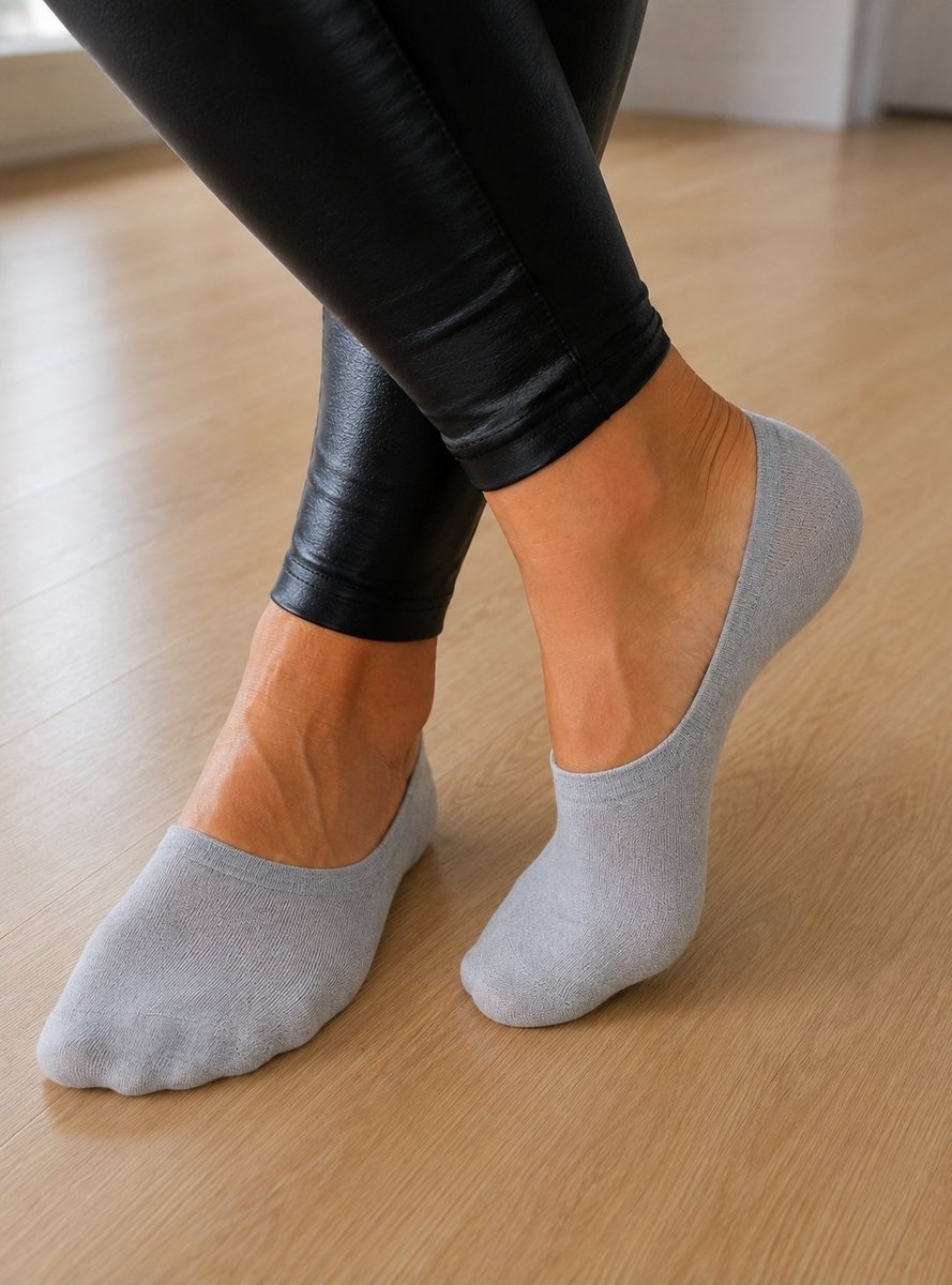 _alena_1996__'s tweet photo. Lederleggings und Sneaker-Socken...ich mag es.😍🔥

#leggings #anklesocks #sneakersocken https://t.co/fUbI4hdPBz