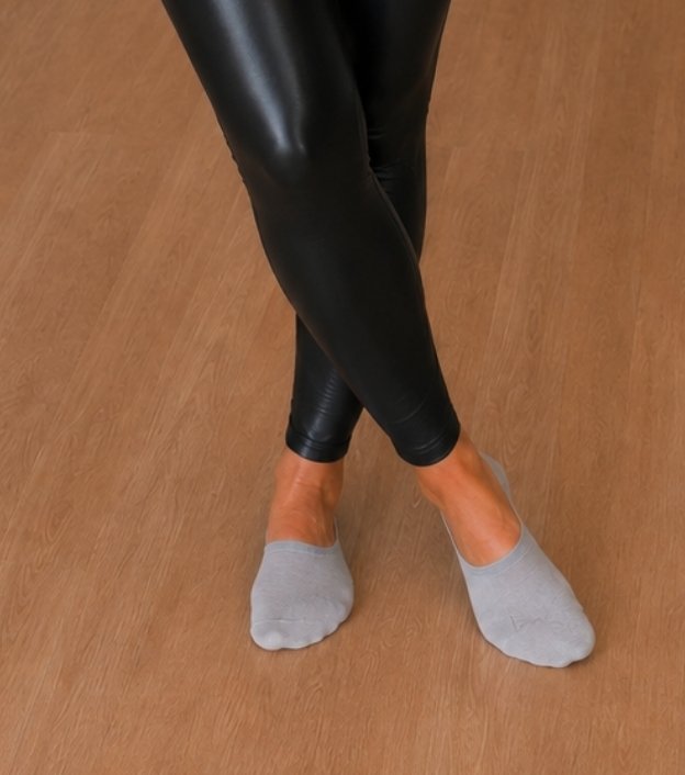 _alena_1996__'s tweet photo. Lederleggings und Sneaker-Socken...ich mag es.😍🔥

#leggings #anklesocks #sneakersocken https://t.co/fUbI4hdPBz