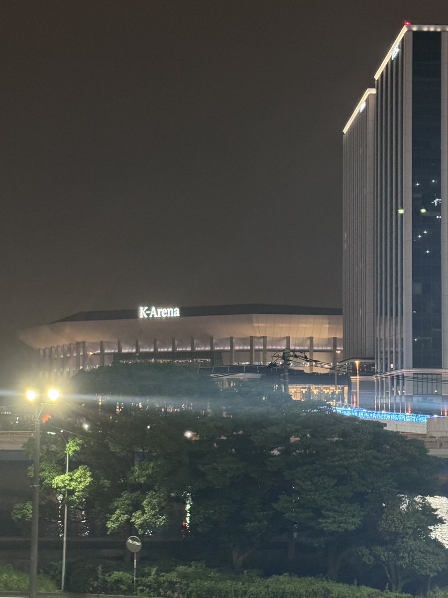pavut_8's tweet photo. 横浜から夜行バス乗るなんて思い出せないくらい前のことで集合場所わからなかったらどうしよう…と思って早めに行動して着いたのはよかったんだけどKアリーナがめっちゃ見えるから終わっちゃったの突きつけられて切ない https://t.co/3oICWoROlP