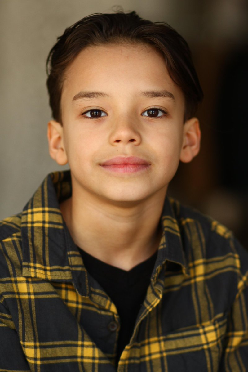 PreviouslySerie's tweet photo. #Glee

⚠️ATENCIÓN⚠️

Seguir los pasos de mamá, también los de papá.

Josey Dorsey Rivera, hijo de la inolvidable Naya Rivera -Santana en la serie #Glee-, sigue el legado de su madre y comienza su carrera actoral en pantalla sumándose a #TheBurningValley, película en la que actuará junto a su padre, Ryan.