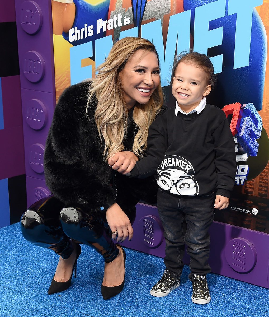 PreviouslySerie's tweet photo. #Glee

⚠️ATENCIÓN⚠️

Seguir los pasos de mamá, también los de papá.

Josey Dorsey Rivera, hijo de la inolvidable Naya Rivera -Santana en la serie #Glee-, sigue el legado de su madre y comienza su carrera actoral en pantalla sumándose a #TheBurningValley, película en la que actuará junto a su padre, Ryan.