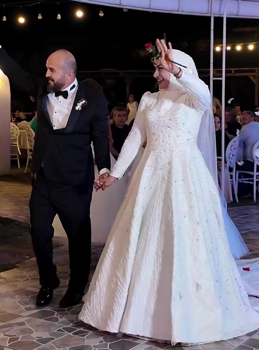 PopFestTR's tweet photo. Burak Özçivit'in kız kardeşinin düğününe katılamayan Fahriye Evcen, tatilinden paylaşım yaptı. https://t.co/gnV1lt1P58