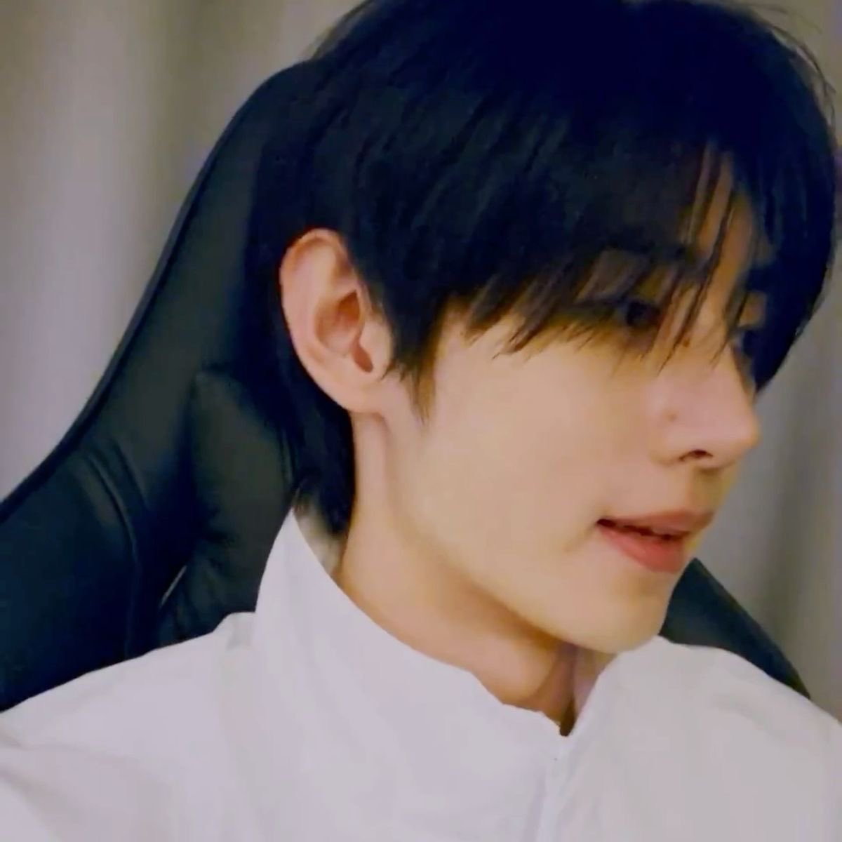 2sy_13's tweet photo. #훈선

김섡우 또 내 꿈 꿨지
(못말려ㅉㅉ)

                 ..어떻게 알았어

얼굴에 딱 적혀 있네
오늘은 또 무슨 헛소리하려고

                헛소리 아니야아..
                꿈에서 형이 나만 보고 웃어줬어
                현실에서도 그 얼굴 좀 보여주면 안돼?..ㅜ https://t.co/Eko0uy2e74