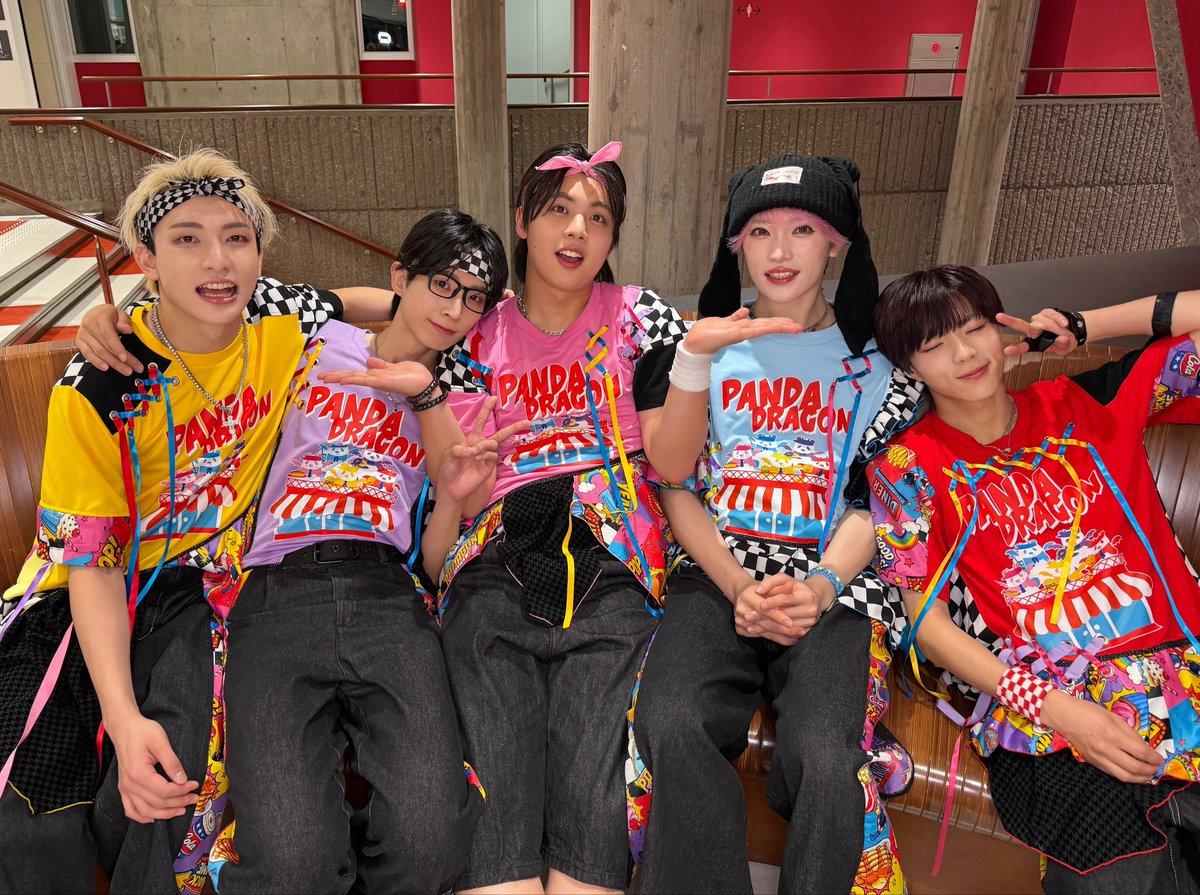 info__paragon's tweet photo. ═══ ■□■□ ✦ □■□■ ═══

　　　　パンダドラゴン 
　　SUMMER TOUR 2026
　　　PARAGON DINER
　〜ご注文はパラゴンだよね♡〜

═══ ■□■□ ✦ □■□■ ═══

🍔千葉県文化会館🍟

パラゴンダイナー9日目✨
本日は千葉店🥜

皆さんの歓声はもちろん、
5人でパラゴンダイナーを盛大に盛り上げられてよかったです🩵🩷💜❤️💛

それでは次回、福岡店へのご来店を
お待ちしております🐼🐲

#パンダドラゴン
#パラゴンダイナー