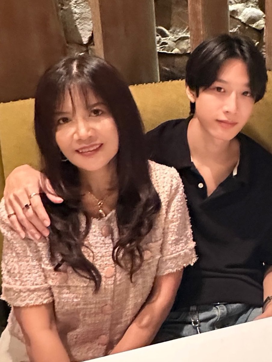 wwabell's tweet photo. คิดไว้อยู่แล้วว่าไทยจะต้องพาเน้กขึ้นเวทีด้วย ไม่ทางใดก็ทางนึงในแบบของไทย ของแทนใจกำลังใจสำคัญนี่เนอะ ปกติจะเป็นแหวนวงเกลี้ยงๆ แต่วงนี่มีสีดำๆน้องเน้กใส่วันก่อนพี่ไทยใส่วันนี้ แสดงว่าวันครบรอบก็แถวๆนี่ละ งี่ ขอบคุณที่อนุญาตให้พี่ได้เห็นความรักของพวกแกน้าา ไทยเน้ก ๆ 🫶🏻💕✨ https://t.co/IE8CvSZ8Ui