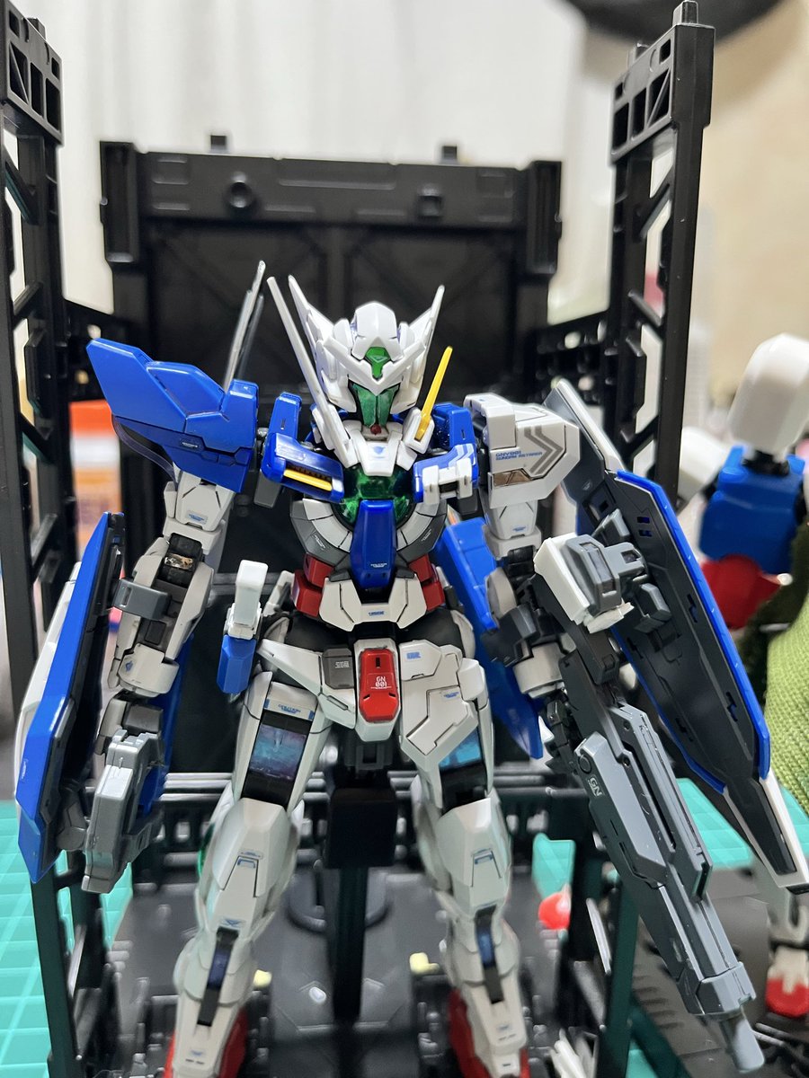 OMARU14's tweet photo. 俺リペア！
パーツ欠損ジャンクをいじり大体完成！

2部初期「リペアをアストレアアーマーで緊急修繕」のコンセプト

今夜は左胸部アーマーを変え、趣味のバイザーを再作成。
右脚は付ける追加武装がないのと、クリアパーツが綺麗なのでエクシアままに⇨F 2基準かも

動かしたいが❌我慢。代役で奴を😊 https://t.co/n2Lgt39Mq0