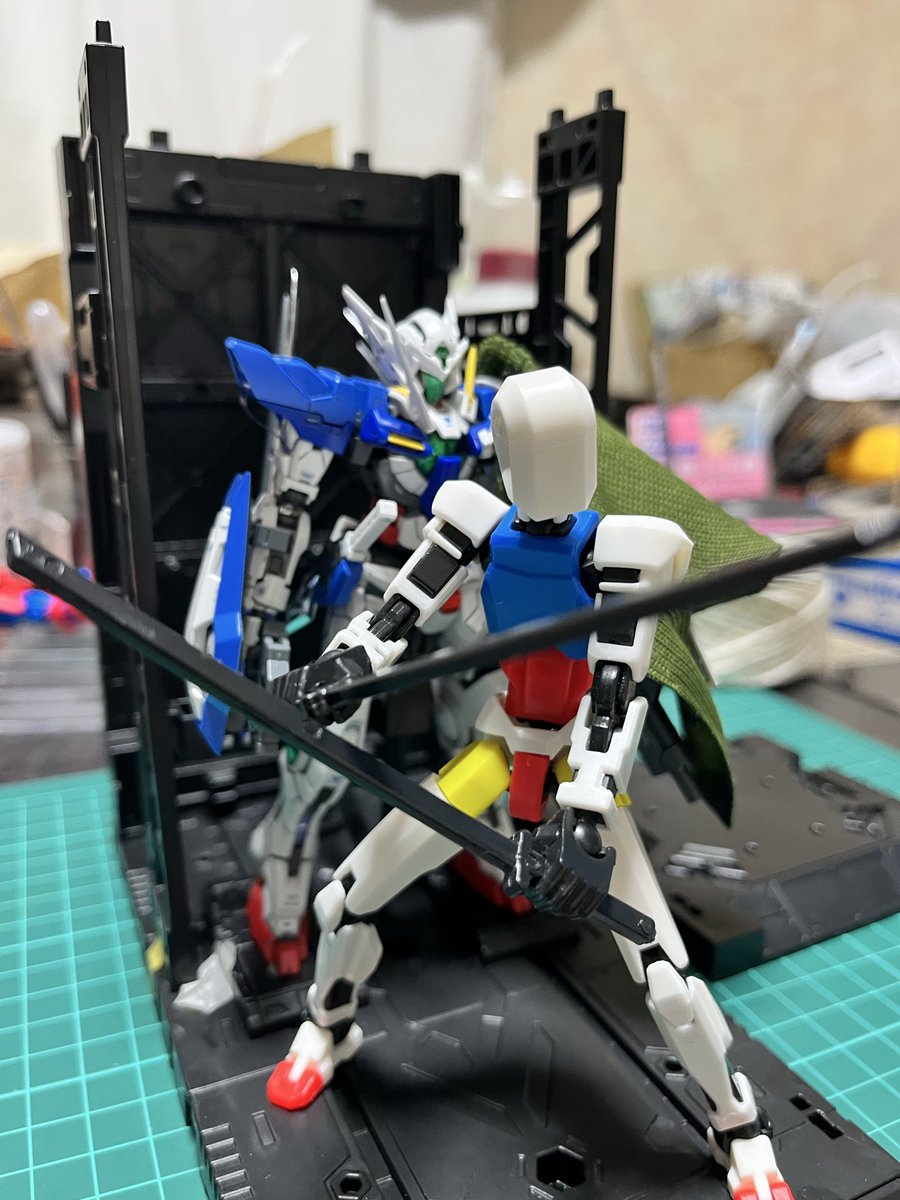 OMARU14's tweet photo. 俺リペア！
パーツ欠損ジャンクをいじり大体完成！

2部初期「リペアをアストレアアーマーで緊急修繕」のコンセプト

今夜は左胸部アーマーを変え、趣味のバイザーを再作成。
右脚は付ける追加武装がないのと、クリアパーツが綺麗なのでエクシアままに⇨F 2基準かも

動かしたいが❌我慢。代役で奴を😊 https://t.co/n2Lgt39Mq0