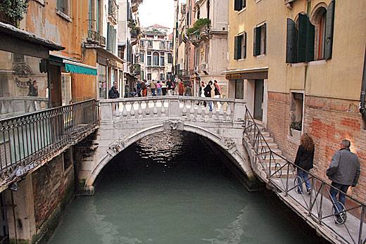 alberto_sanavia's tweet photo. #2settembre 1776, #Venezia: per l’ingresso del nuovo Patriarca Federico Maria #Giovanelli, il ponte dei Bareteri (che deve il nome agli artigiani che realizzavano berretti in lana a e cotone) è trasformato “in molto ben architettata sala, dove suonano due orchestre” https://t.co/VafI2ZdYag