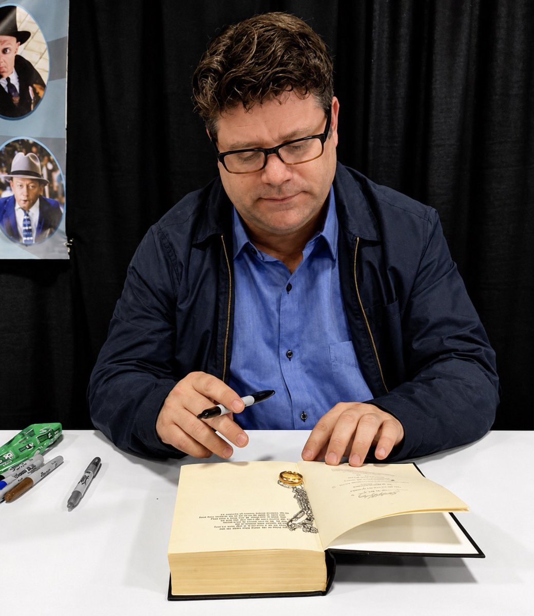 ToIkienverse's tweet photo. En 2016, un fan le entregó un libro de El Señor de los Anillos a Sean Astin para que lo firmara con un anillo dentro. Poco después comentó que Frodo y él trabajaron muy duro para deshacerse de ese anillo y que no sabía por qué la gente seguía trayéndoselo de vuelta. Un grande. 🤣 https://t.co/6zDMf2uqlz