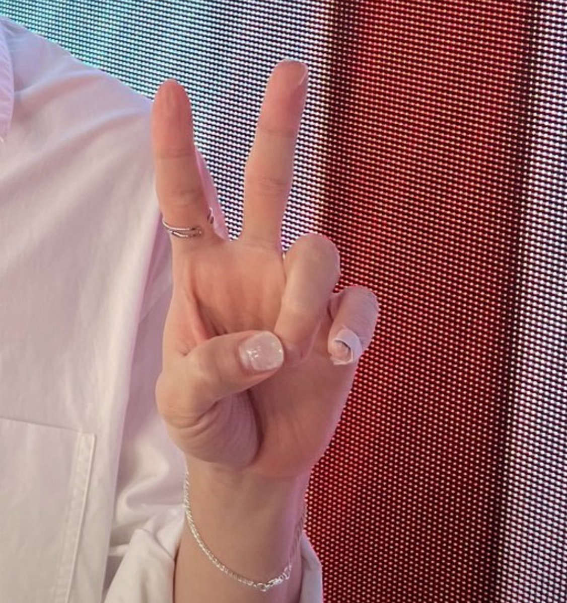 qintenlee10's tweet photo. ไปจีนทาสีเล็บแจ่มๆก็ไม่ได้ถ้าไลฟ์ขายของ ตอนแรกเราก็ว่านิ้วพี่เตนล์เป็นอะไรทำมีพาสเตอร์แปะ เลยเก้ทท😂 https://t.co/gMCdIRw2w3