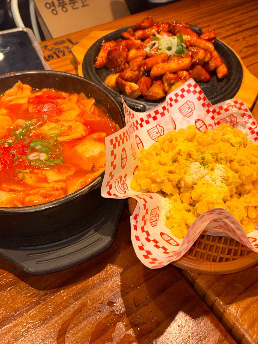 refresh_lifee's tweet photo. 역할맥 메뉴 뭐할까
@@콘소메랑 다른 메뉴 하나할까?
ㄴ어??💢💢
@@너무많은가 콘소메 하나만?
ㄴ뭔소리야 우리 다섯명인데 할머니한테 효도해야지;;💢💢 https://t.co/TKxrQ24ZIY