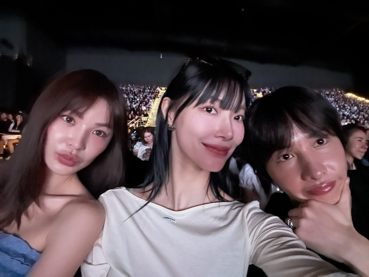 Jingjingyu364's tweet photo. #SOTUS10thYearConcertD2 🎀 https://t.co/0PaKhYsg4C