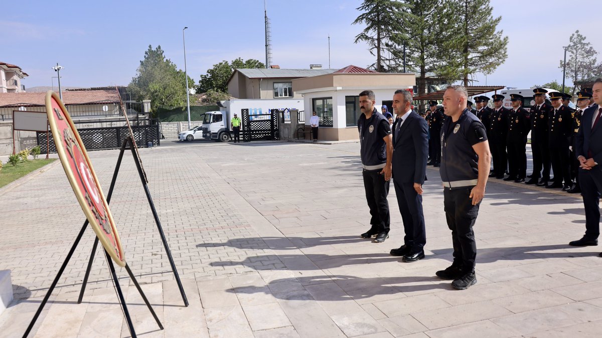 hasanulutasbb's tweet photo. İlçemizde düzenlenen 30 Ağustos Zafer Bayramı programına katılım sağladık. Cumhuriyetimizin bağımsızlık mücadelesinin simgesi olan bu anlamlı günde, belediye çelengimizi Atatürk Anıtı’na bıraktık.

Program sonrasında İlçe Kaymakamımız ile birlikte hemşehrilerimizi ve kurum müdürlerimizi kabul ederek bayram sevincimizi ve güzel dileklerimizi paylaştık.

Başta Gazi Mustafa Kemal Atatürk olmak üzere, vatanımızın bağımsızlığı uğruna mücadele eden tüm kahramanlarımızı rahmet, minnet ve şükranla anıyorum.

30 Ağustos Zafer Bayramımız kutlu olsun.