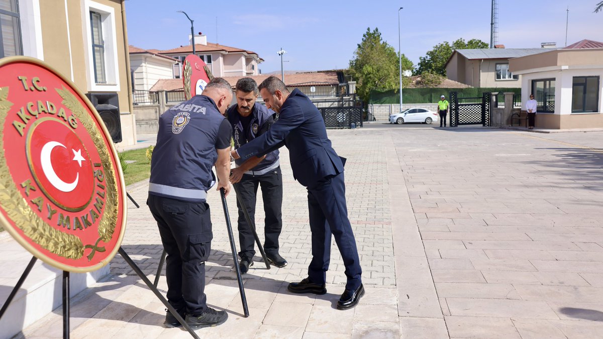 hasanulutasbb's tweet photo. İlçemizde düzenlenen 30 Ağustos Zafer Bayramı programına katılım sağladık. Cumhuriyetimizin bağımsızlık mücadelesinin simgesi olan bu anlamlı günde, belediye çelengimizi Atatürk Anıtı’na bıraktık.

Program sonrasında İlçe Kaymakamımız ile birlikte hemşehrilerimizi ve kurum müdürlerimizi kabul ederek bayram sevincimizi ve güzel dileklerimizi paylaştık.

Başta Gazi Mustafa Kemal Atatürk olmak üzere, vatanımızın bağımsızlığı uğruna mücadele eden tüm kahramanlarımızı rahmet, minnet ve şükranla anıyorum.

30 Ağustos Zafer Bayramımız kutlu olsun.