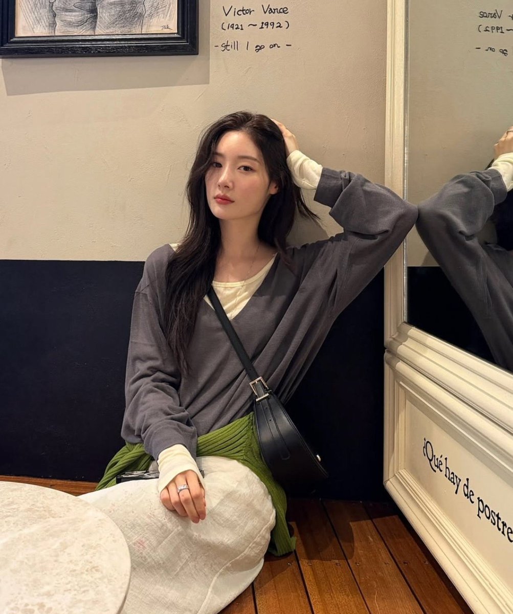 aaammmk1's tweet photo. 링크를 통해 구매시 일부 수수료를 지급 받습니다.

⁀➷ 260830 배우 정채연 옷 정보
›  니트
🔗 https://t.co/mQRAmPY0UV
🔗 https://t.co/M4YQXUTbap
💡더라이 (THERYE)
Deep V-Neck Sheer Knit(Charcoal)

›  이너
🔗 https://t.co/8HMsniZMJz
🔗 https://t.co/158B5gUgjD
💡더라이 (THERYE)
Cotton Ribbed Sleeveless(Ivory)

›  가방
🔗 https://t.co/j5A0ROVPID
💡벨류엣 (VALLUAT)
Mari bag_Black

#아이오아이 #IOI #정채연 #JUNGCHAEYEON